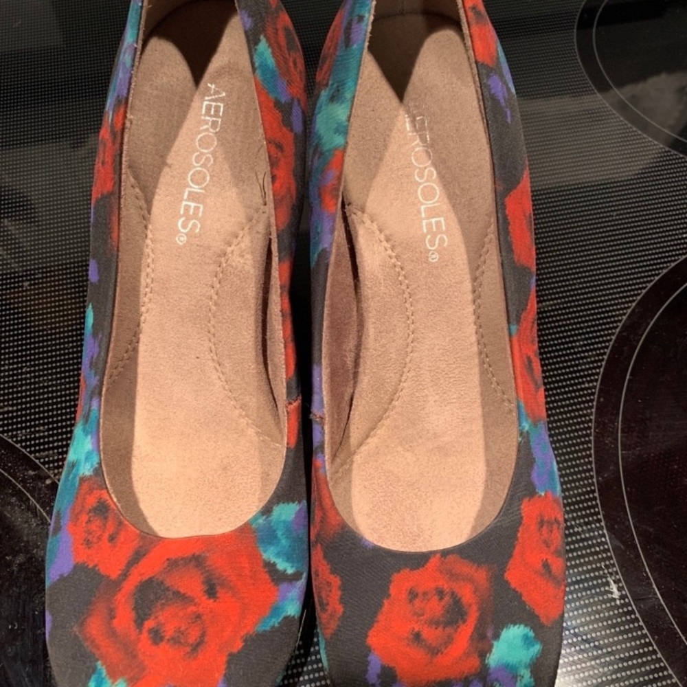 SZ 6 Floral Wedges